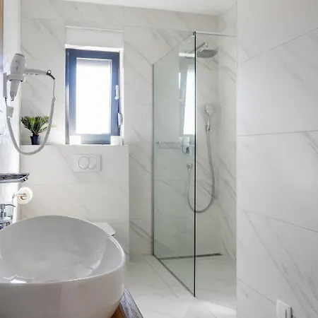 Ferienhaus Mit Privatpool Fur 8 Personen Ca 233 Qm In Zaboric, Dalmatien Norddalmatien بيت للعطل