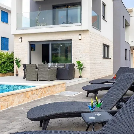 Ferienhaus Mit Privatpool Fur 8 Personen Ca 233 Qm In Zaboric, Dalmatien Norddalmatien بيت للعطل *