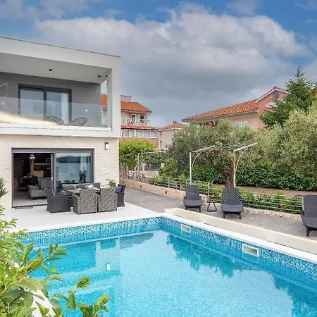 Ferienhaus Mit Privatpool Fur 8 Personen Ca 233 Qm In Zaboric, Dalmatien Norddalmatien بيت للعطل زابوريتش